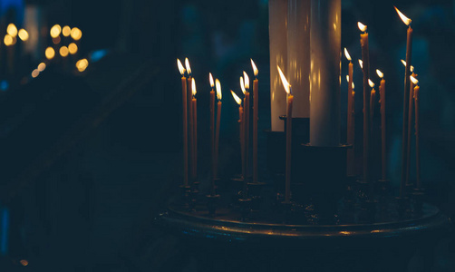 在教会里点燃的蜡烛
