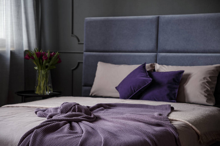 女性卧室室内花紫毯的特写