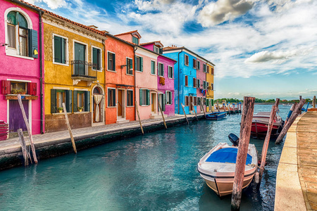 意大利威尼斯布拉诺岛沿线的运河上五颜六色的彩绘房屋。由于风景如画的建筑, 该岛是游客的热门景点。