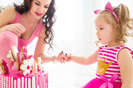 妈妈和女儿的照片一起看生日蛋糕