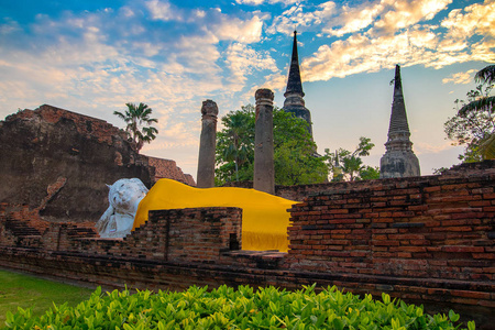 泰国大城府艾 Chaimongkol 的宝塔和佛像地位