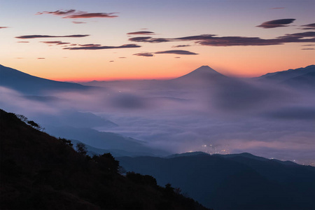 夏季有薄雾之海的富士山