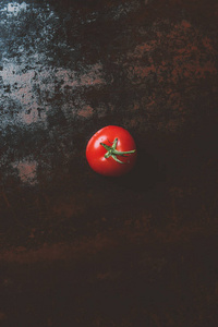 红熟番茄在生锈背景下的顶部观察