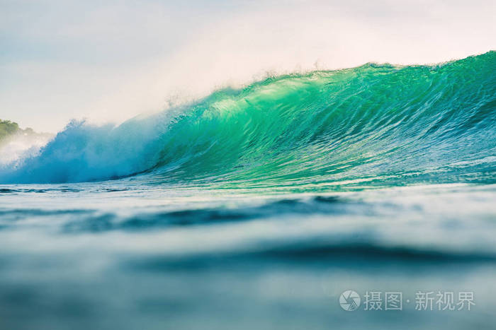 美丽的干净的蓝色海波浪相片为背景