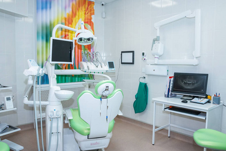 现代牙科办公用绿色椅和专业工具