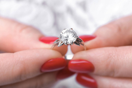 妇女举行美丽的订婚戒指, 特写