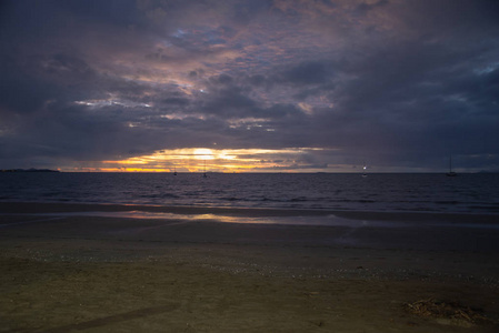 日落 Wailoaloa 海滩