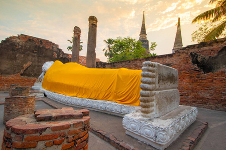 泰国大城府艾 Chaimongkol 的宝塔和佛像地位