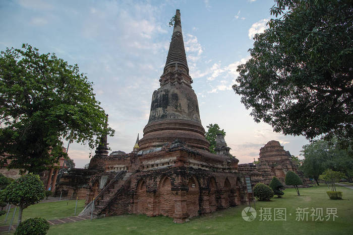 泰国大城府艾 Chaimongkol 的宝塔和佛像地位