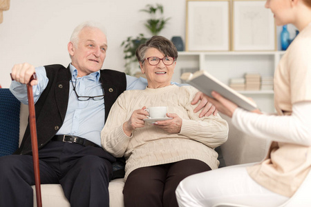 私人护理人员在退休夫妇的家中工作, 协助他们进行日常活动