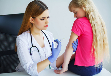 医生注射疫苗在胳膊小女孩, 健康和医学概念