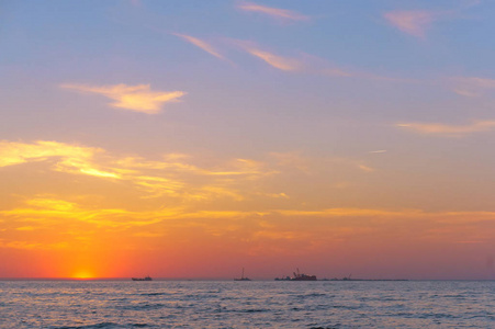 海面上的日落, 海中的红黄黎明