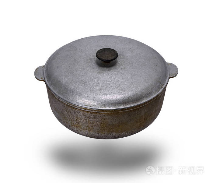 旧用铝平底锅与盖子隔绝在白色背景, 顶部看法