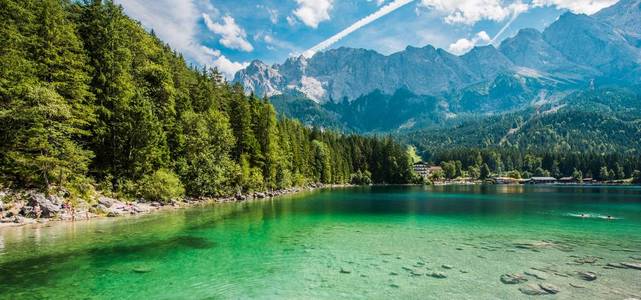 风景秀丽的巴法力亚湖 Eibsee, 德国, 欧洲。全景照片