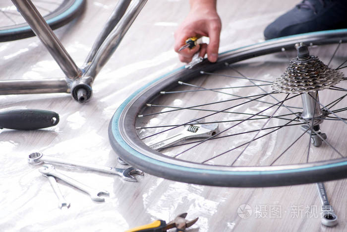 在家修理自行车的年轻人