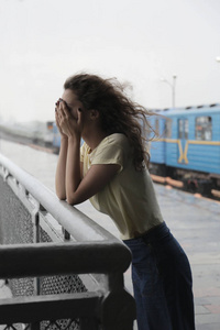 在火车站郁闷的年轻女子