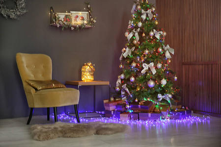 室内带美丽的圣诞树和礼物
