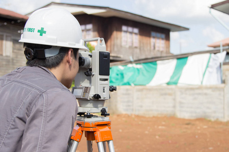 工程师勘测建筑用线柱照片