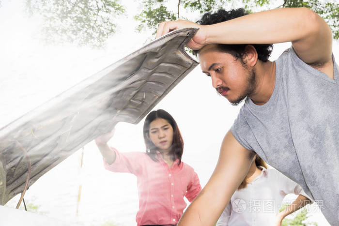 路上有辆破车的女人等着帮忙