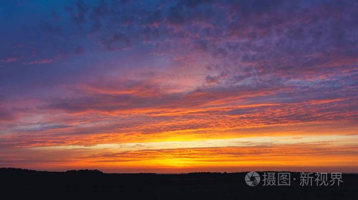 日出。日落或日出与云彩, 轻的光和其他大气作用。来自天空的光。宁静自然背景