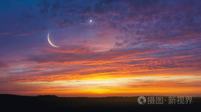 来自天空的光 宗教背景 夜空中的星星 新月 斋月背景 祈祷时间 戏剧性的自然背景 阿拉伯之夜 月蚀照片 正版商用图片0uncgj 摄图新视界