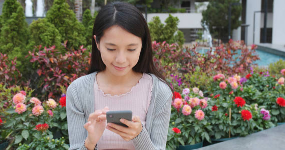 在室外使用智能手机的亚洲女人