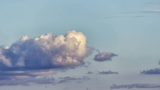 美丽的蓝云在雷雨, 天空前的雨, 色调