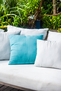 舒适的枕头在沙发装饰室外庭院与热带和自然风景