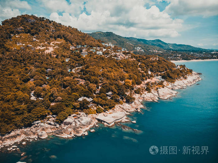 美丽的热带海滩和海的鸟瞰与棕榈树和其他树木在苏梅岛岛旅游和度假