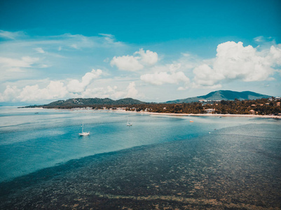 美丽的热带海滩和海的鸟瞰与棕榈树和其他树木在苏梅岛岛旅游和度假