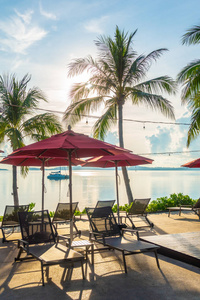 美丽的豪华室外游泳池, 带雨伞和椅子在酒店和度假胜地旅行