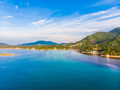 美丽的热带海滩和海的鸟瞰与棕榈树和其他树木在苏梅岛岛旅游和度假