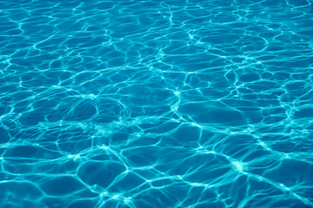游泳池水太阳反射背景。波纹水