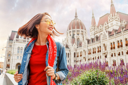 快乐亚洲休闲女学生欣赏布达佩斯议会大厦的美景, 欧洲旅游概念