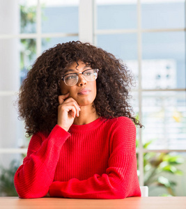 非洲裔美国妇女戴眼镜严肃的面孔思考问题, 非常困惑的想法