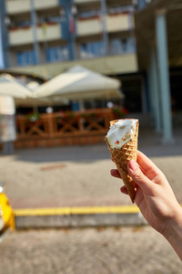 走在甜点第一人称, 一个人走在路边, 手里拿着冰淇淋, 田野浅景深照片