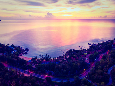 美丽的热带海滩和海与棕榈和其他树在苏梅岛岛泰国在日落时间度假和旅行鸟瞰