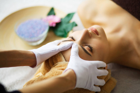 美容师做面部按摩.皮肤护理脸.高分辨率照片