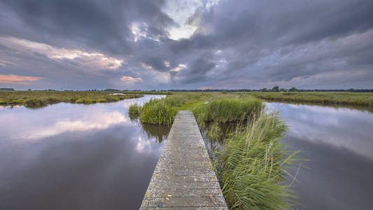 位于荷兰格罗宁根附近的 Onlanden 自然保护区的木制行人天桥作为挑战的概念