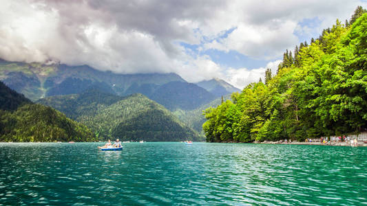 瑞沙湖在 Abhazia