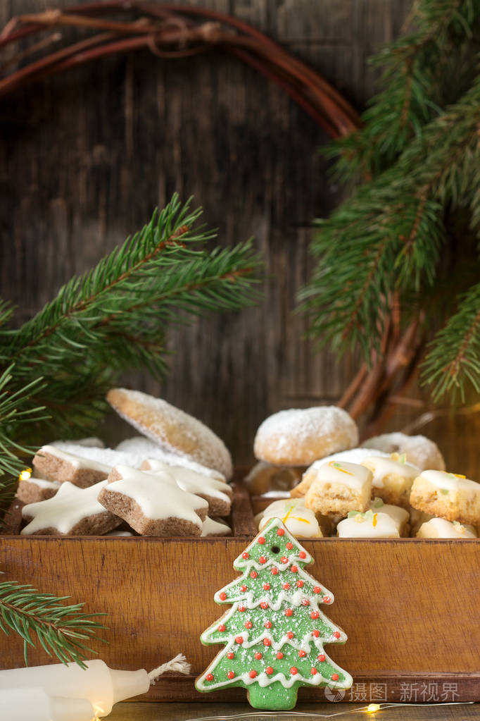 什锦圣诞饼干 肉桂星, 香草新月, 偷和姜立方体在一个木箱。乡村风格, 选择性聚焦