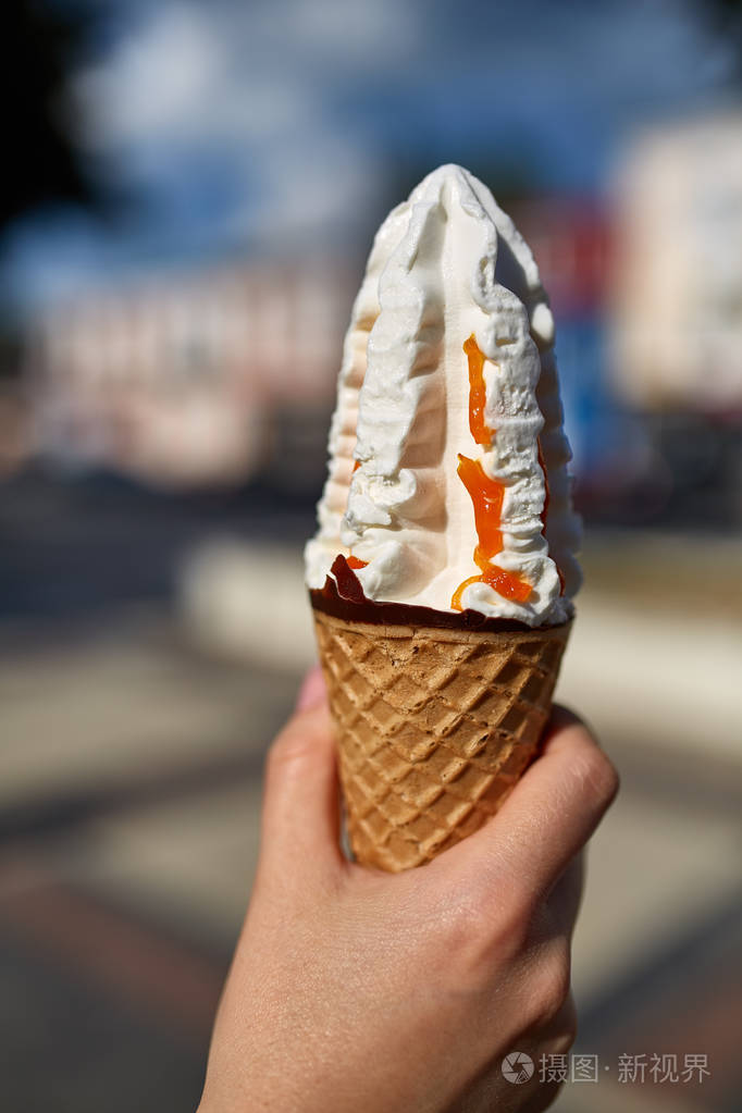 第一人称, 女孩走在路上, 手里拿着冰淇淋, 田野浅景深