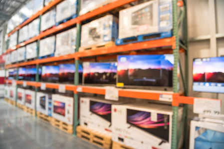 电子百货商店与排电视和箱子在架子显示从地板到天花板。电视零售商店, 电视货架批发店。弥散仓库内部技术通道