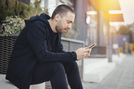 地铁车站看手机屏幕的年轻人特写非裔美国人站着看手机屏幕女孩开车