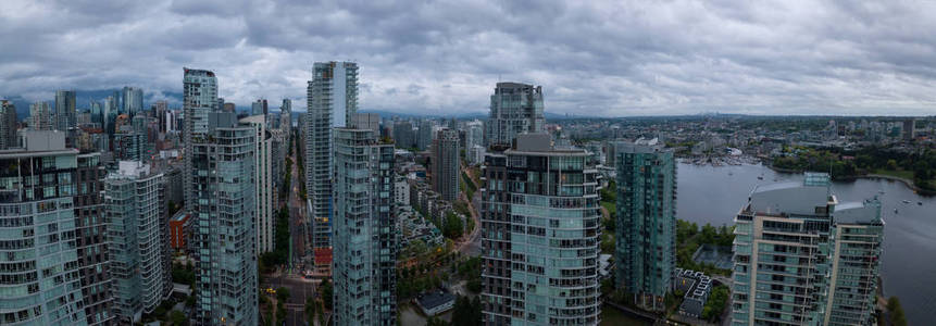 在多云的日出期间, 市中心城市高层建筑的鸟瞰图。在加拿大不列颠哥伦比亚省温哥华拍摄
