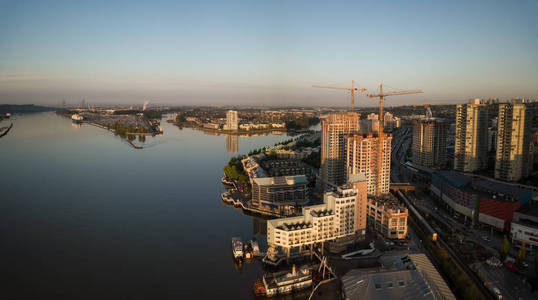 在一个充满活力的日出的市中心城市鸟瞰。在新西敏寺, 大温哥华, 不列颠哥伦比亚省, 加拿大