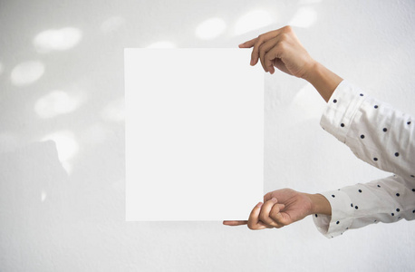 手持空白白色相框与阳光的设计样机模板照片