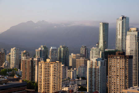 在阳光明媚的日落时分, 市中心城市的商业和住宅建筑鸟瞰图。在加拿大不列颠哥伦比亚省温哥华拍摄