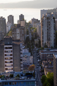在阳光明媚的日落时分, 市中心城市住宅建筑的鸟瞰图。在加拿大不列颠哥伦比亚省温哥华拍摄