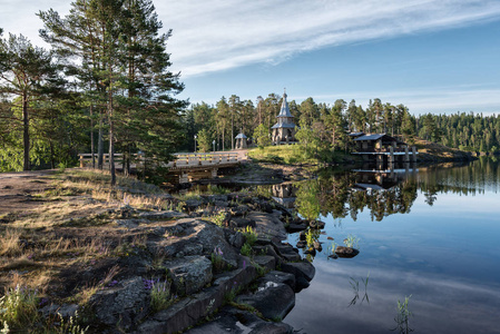 令人惊叹的景观和教堂的看法。Valaam 是一个舒适和安静的一块土地, 岩石的海岸, 其中上升到郁郁葱葱的湖泊水域拉多加湖